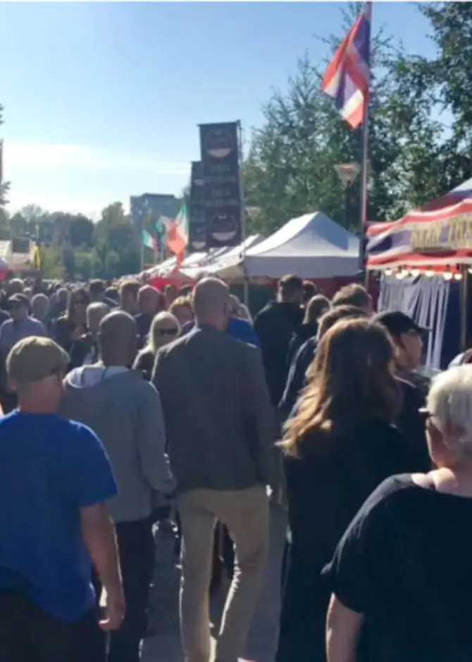 Människor på matmarknaden i Göteborg
